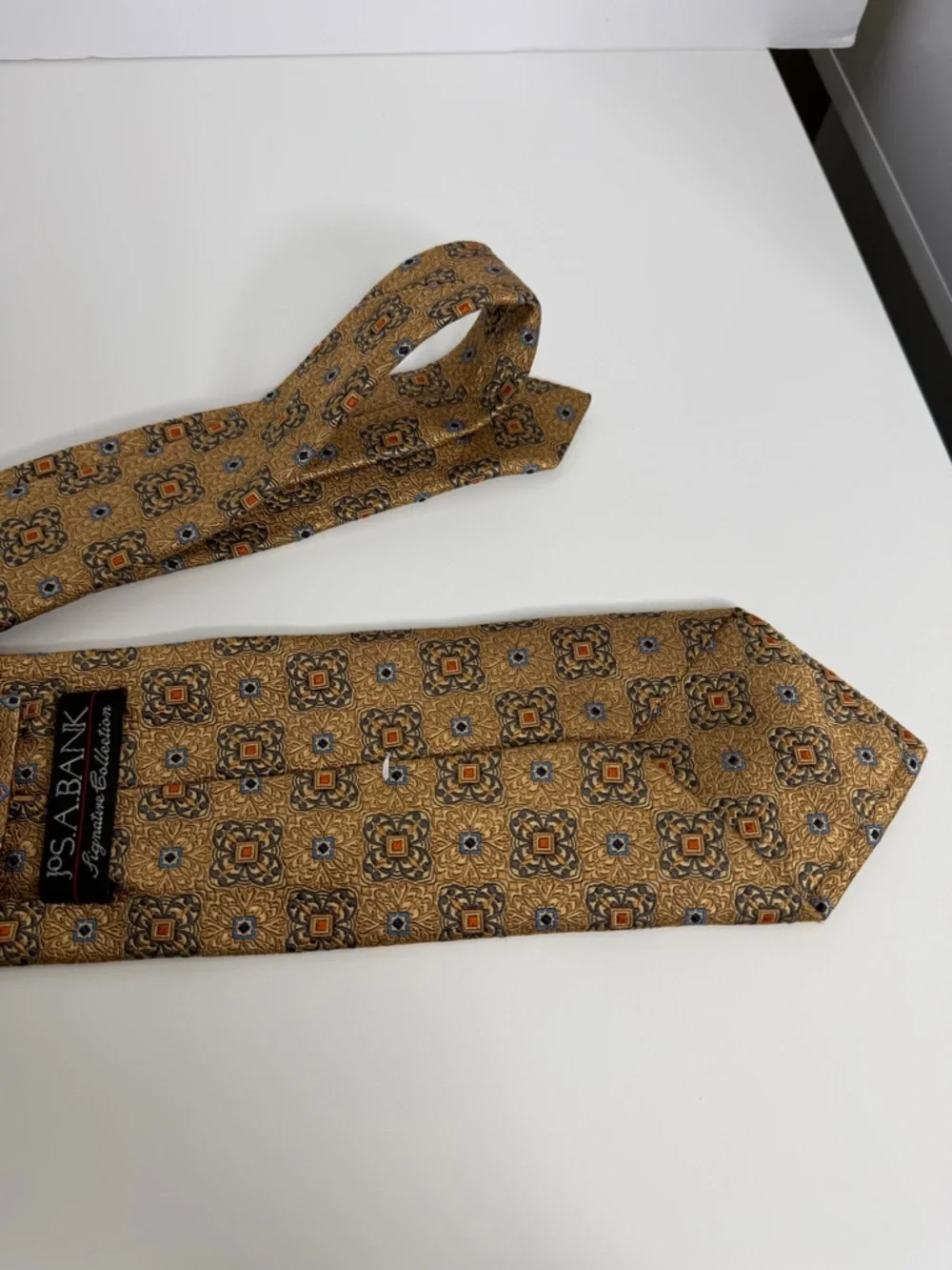 Jos. A. Bank Classic Gold Patterned Silk Tie Workwear 3 3/8” x 59‎ 1/2” Preppy